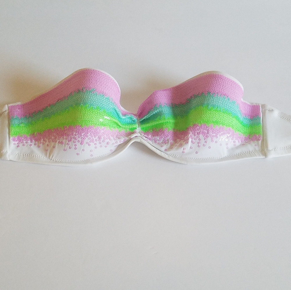 Victoria's Secret bikini top. Sequence